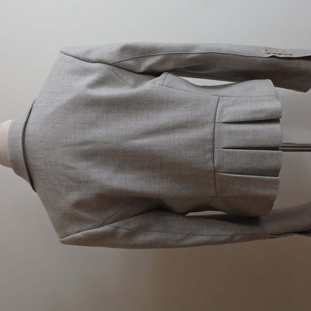 BCBG Maxazria light gray wool blazer/ size Medium - Picture 2 of 6